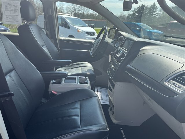 Used 2014 Chrysler Town & Country Touring FWD image 37