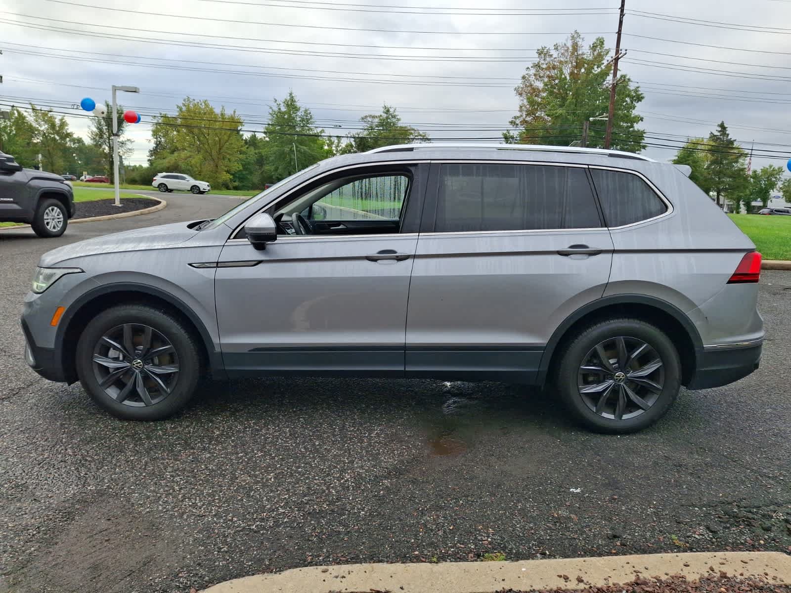 Used 2023 Volkswagen Tiguan SE w/ Panoramic Sunroof Package AWD/4WD image 3
