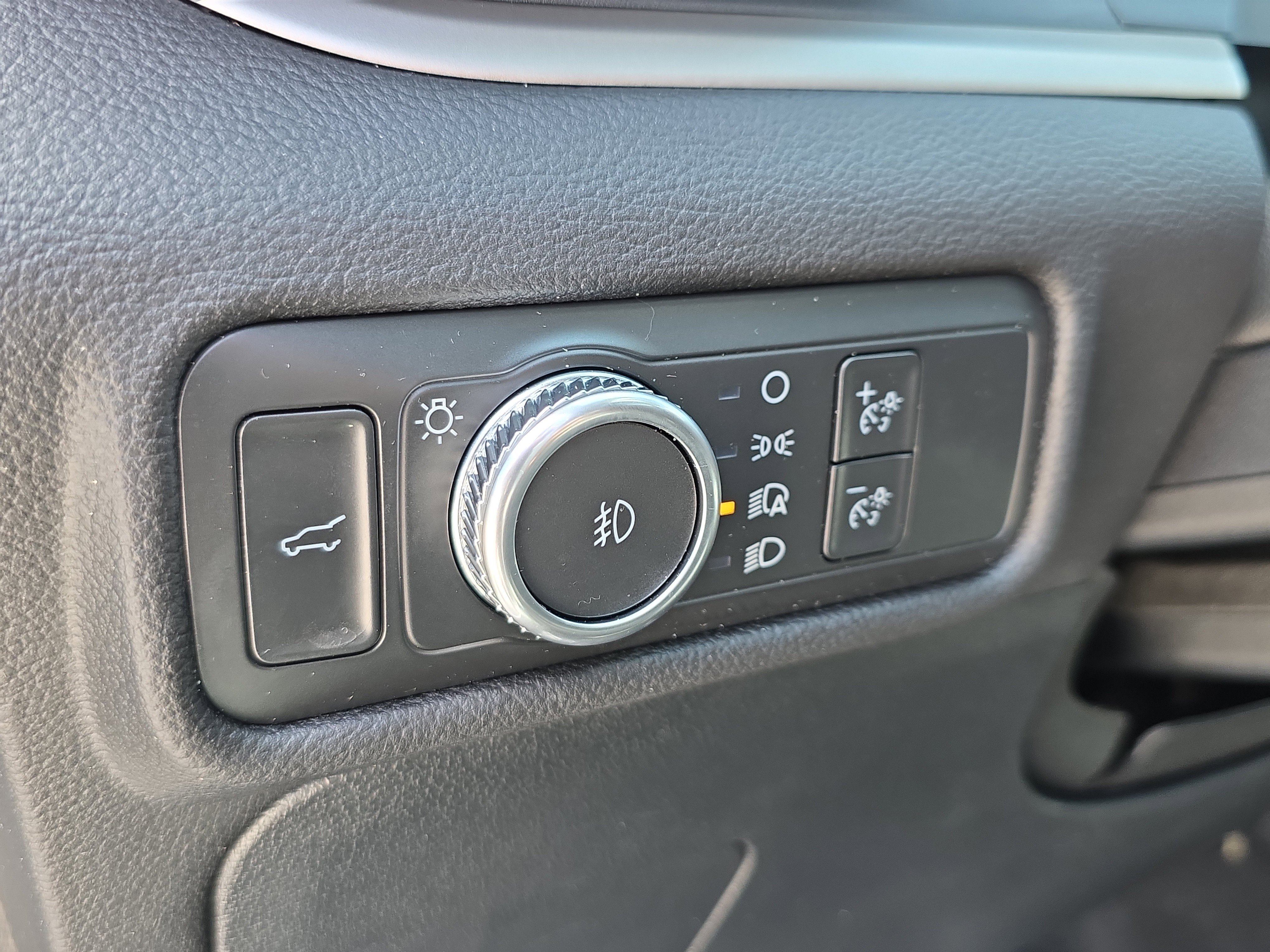 Used 2022 Ford Explorer XLT w/ Equipment Group 202A RWD image 24