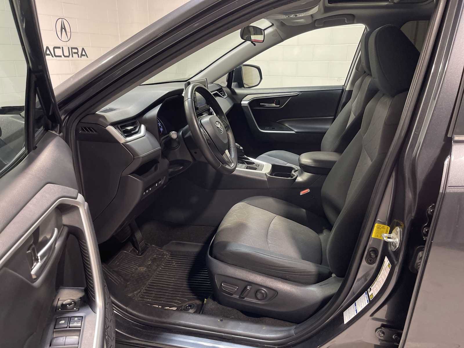 Used 2020 Toyota RAV4 XLE w/ Convenience Package AWD/4WD image 2