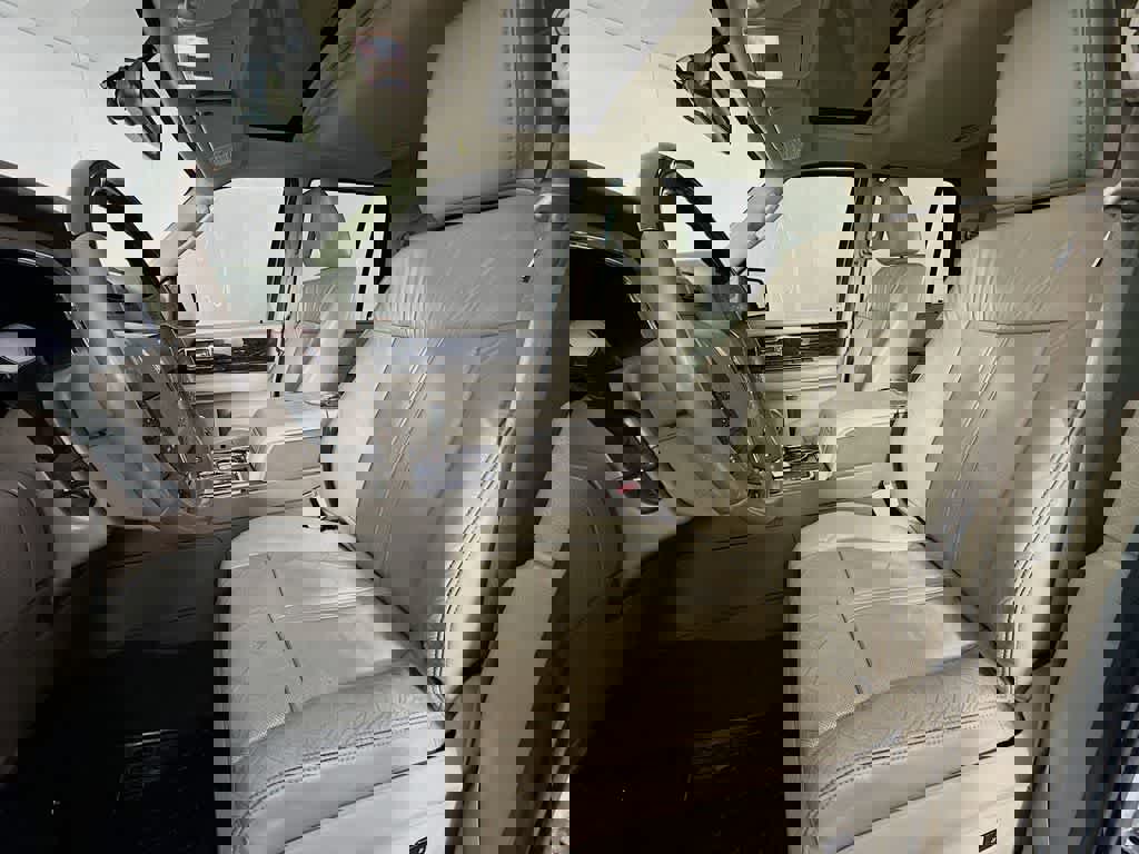 Used 2016 Lincoln Navigator Select image 11