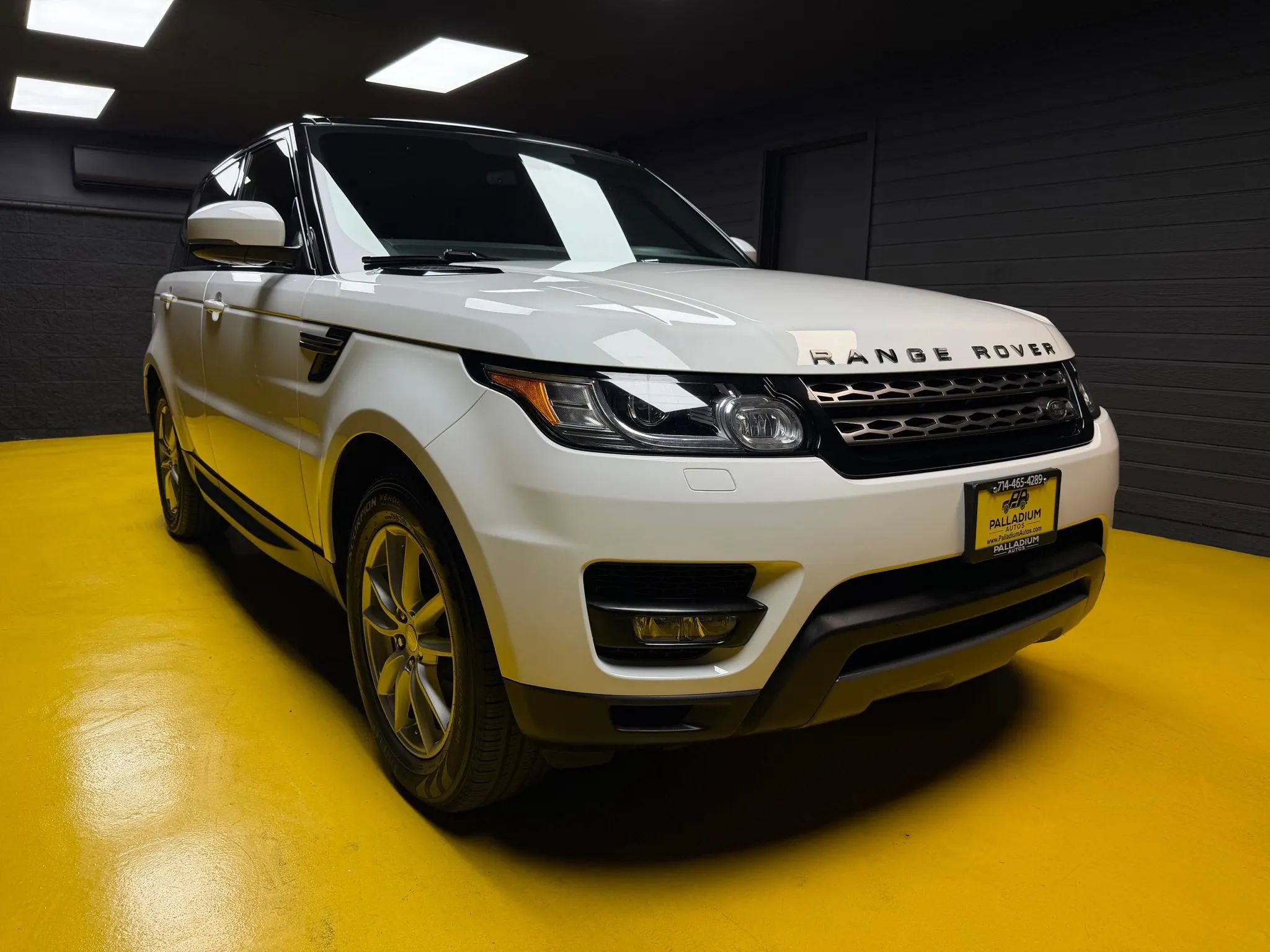 Used 2014 Land Rover Range Rover Sport SE image 3