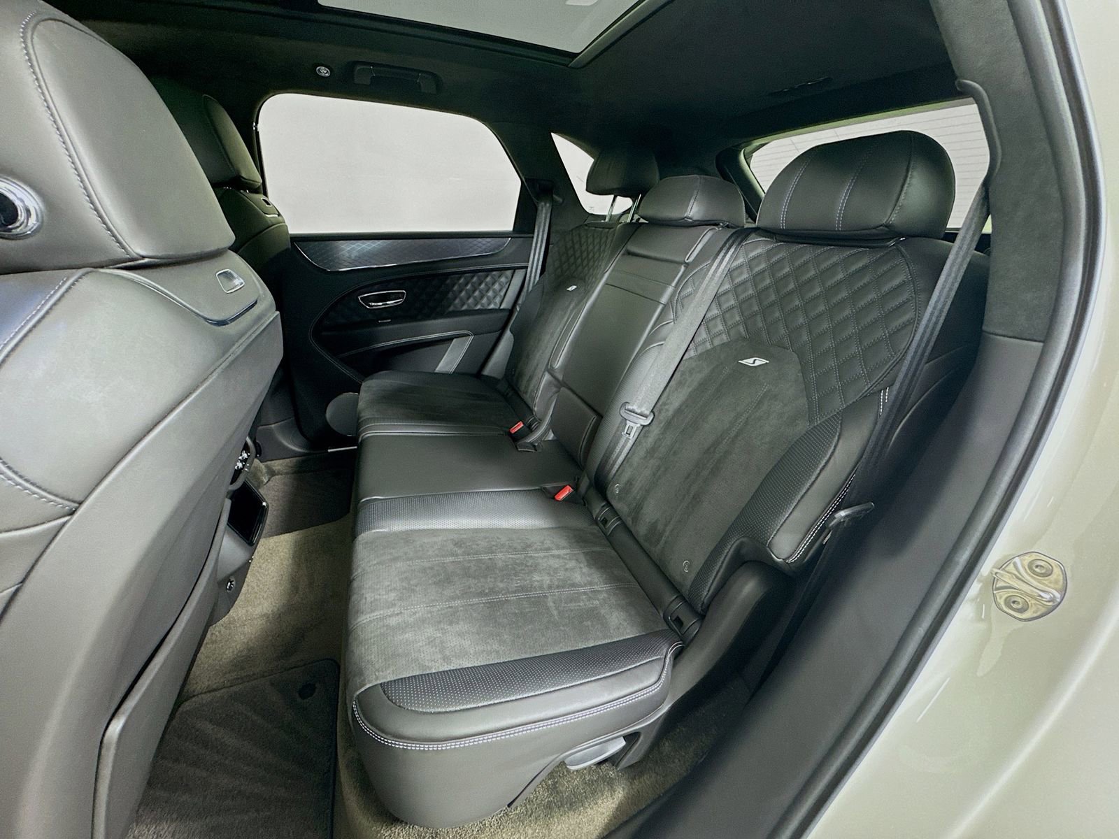 Certified 2022 Bentley Bentayga image 24