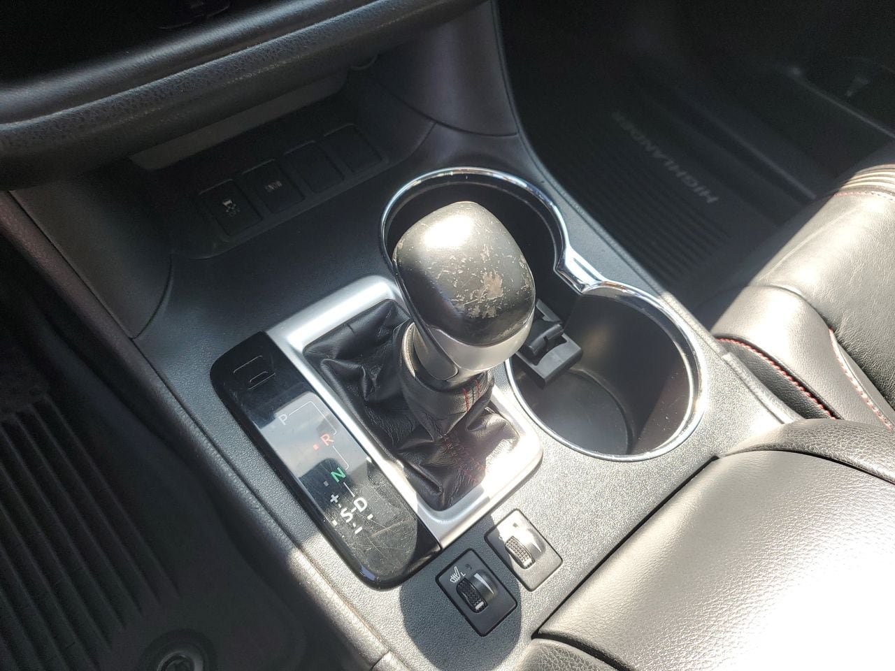 Used 2019 Toyota Highlander SE FWD image 25