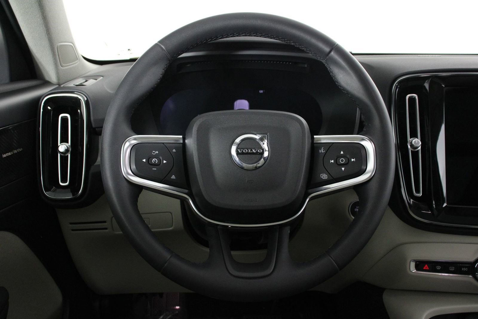 Certified 2023 Volvo XC40 B5 Ultimate w/ Protection Package Premier AWD/4WD image 8