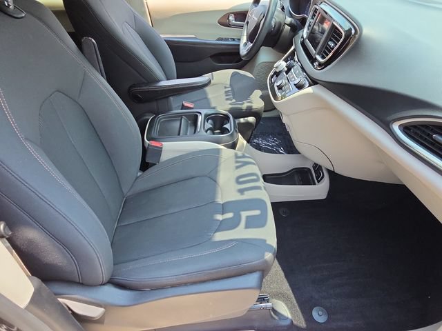Used 2019 Chrysler Pacifica Touring Plus w/ Tire & Wheel Group FWD image 19