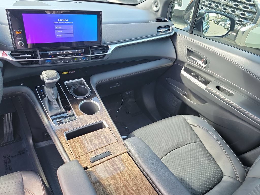 Used 2025 Toyota Sienna Platinum AWD/4WD image 28