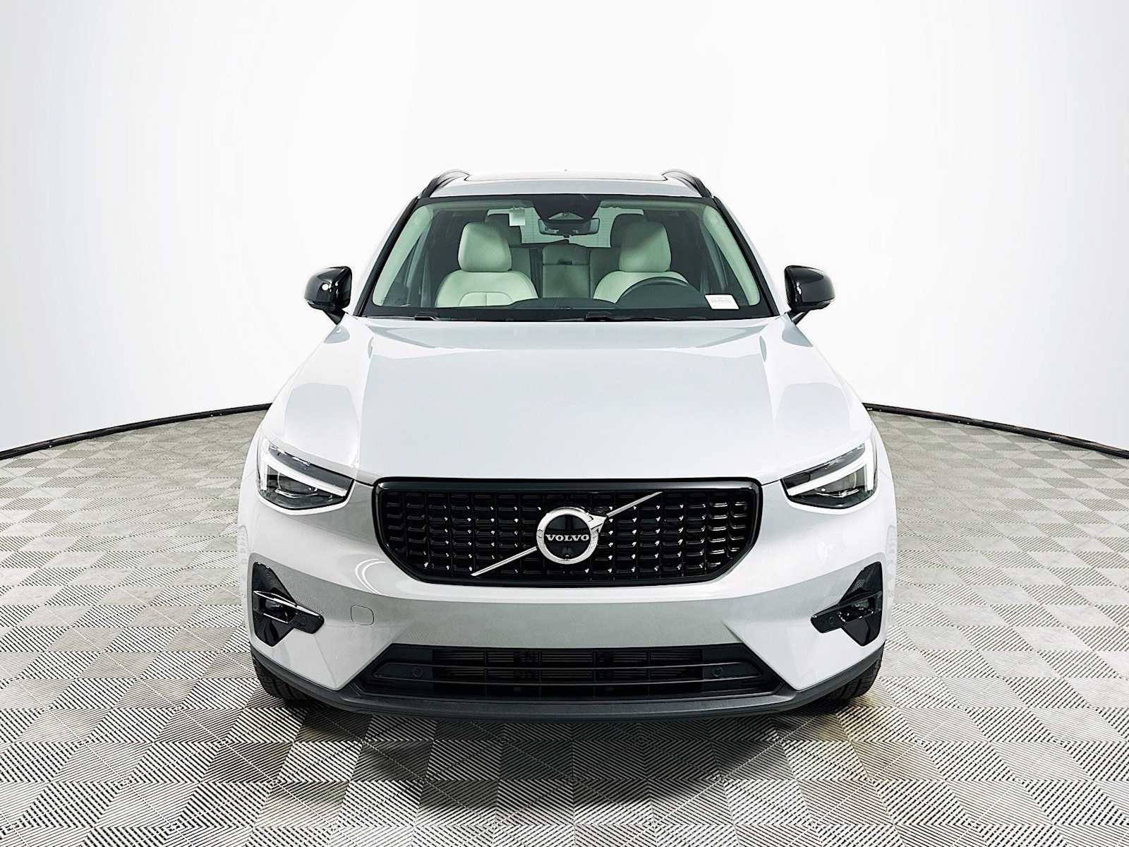 Used 2025 Volvo XC40 B5 Ultra w/ Protection Package image 2
