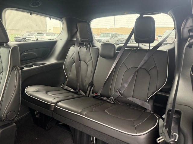 New 2026 Chrysler Pacifica Limited image 19