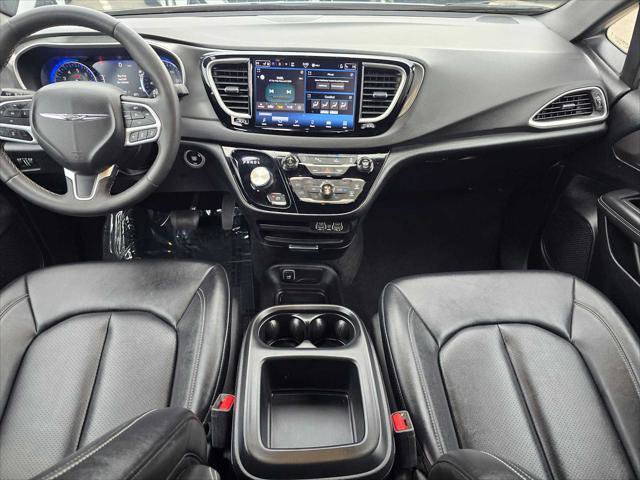 Used 2025 Chrysler Pacifica Select FWD image 18
