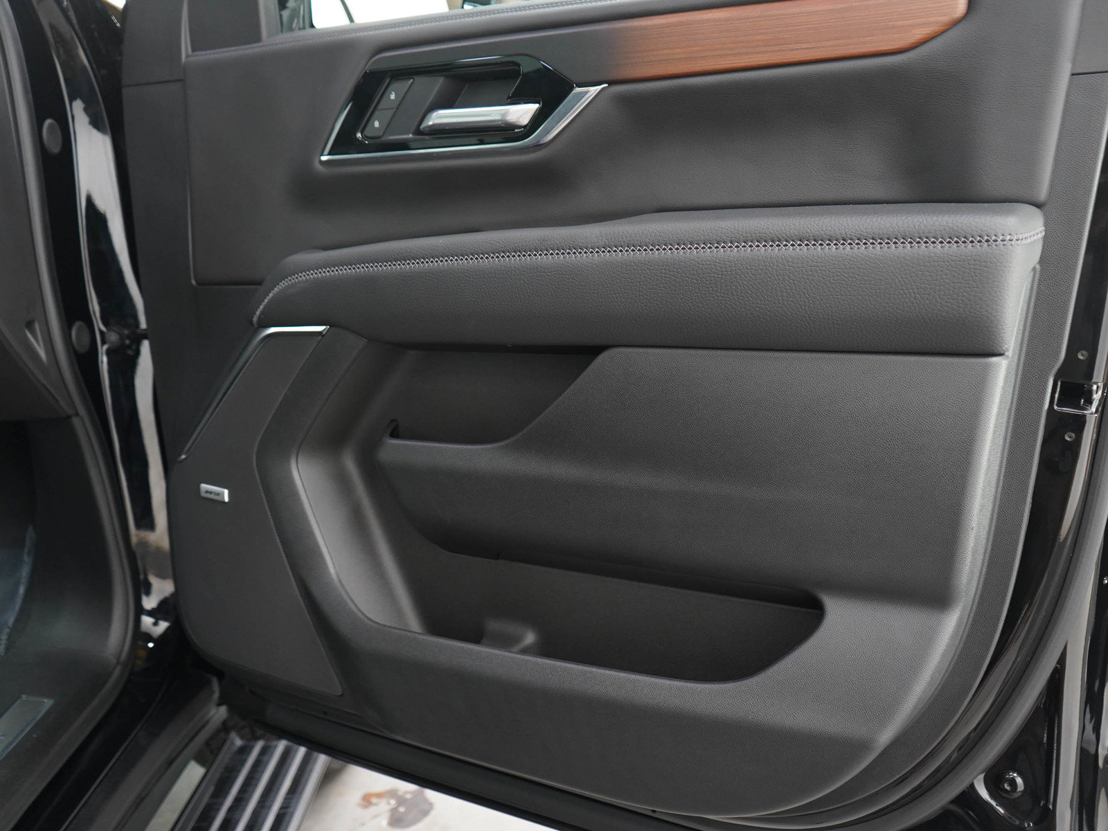 Used 2025 GMC Yukon Denali w/ Denali Reserve Package AWD/4WD image 9