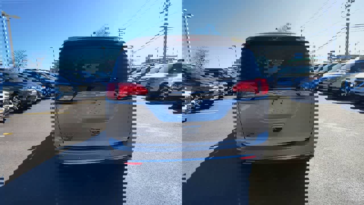 Used 2018 Chrysler Pacifica Touring-L image 7