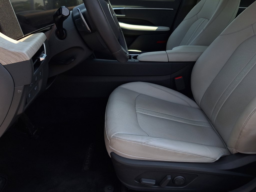 Certified 2025 Hyundai Sonata Limited FWD image 11