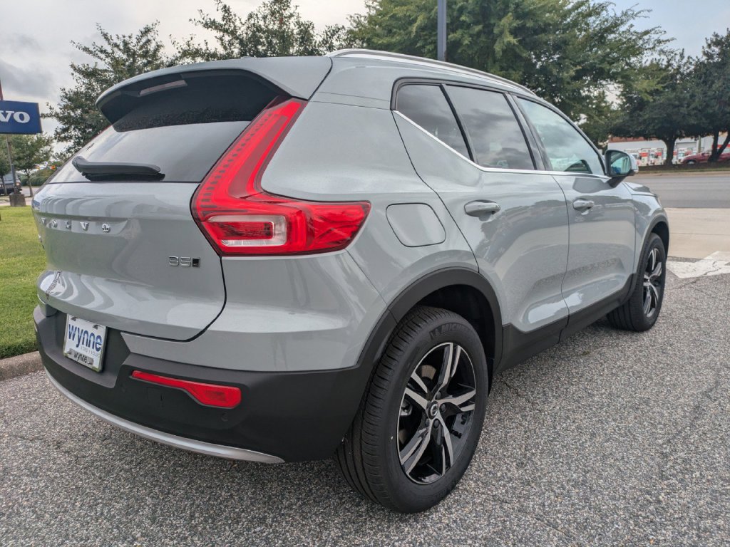 New 2025 Volvo XC40 B5 Core w/ Protection Package Premier AWD/4WD image 4