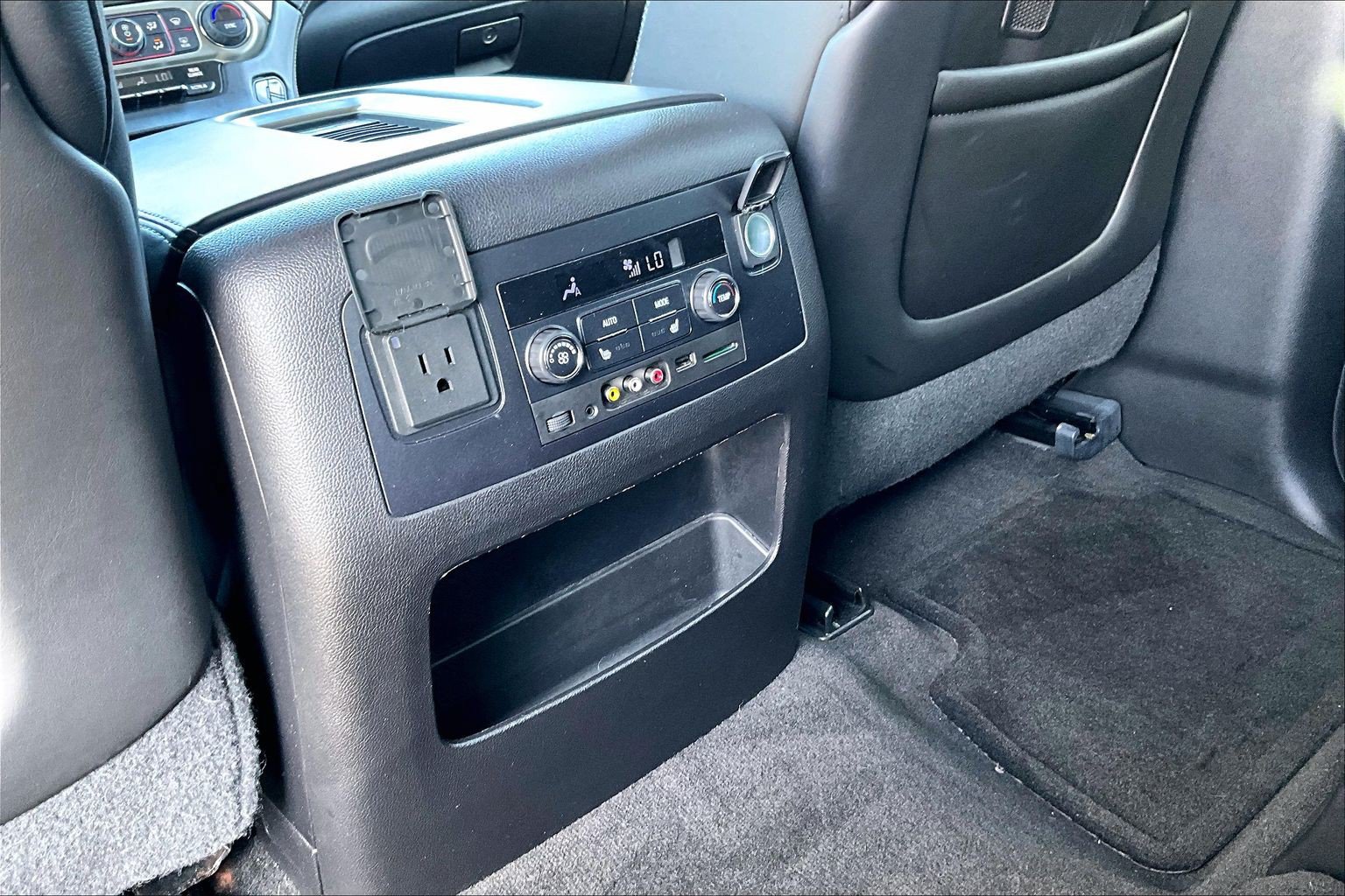 Used 2015 GMC Yukon Denali w/ Premium Package AWD/4WD image 24