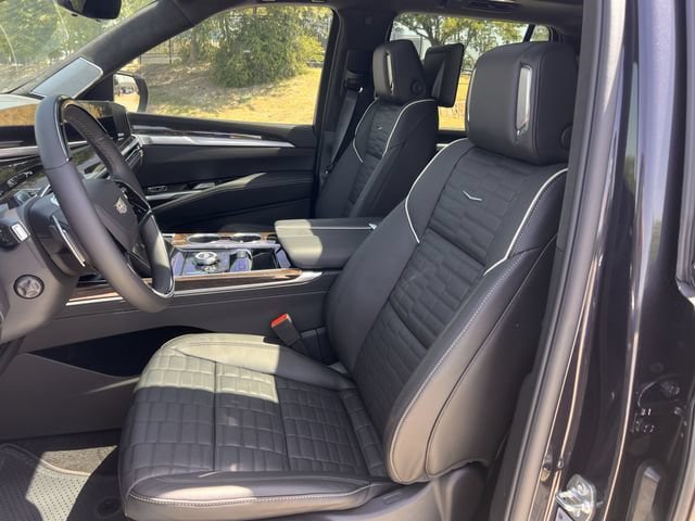 New 2026 Cadillac Escalade Platinum Sport w/ LPO, ONYX Package AWD/4WD image 9