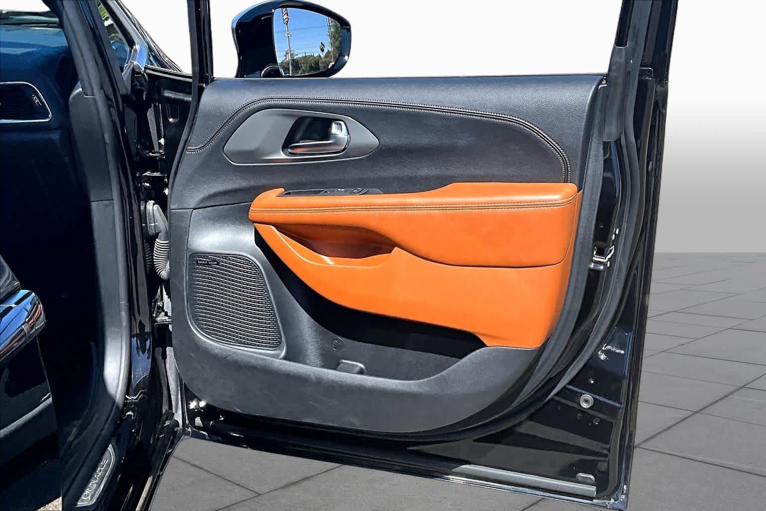 Used 2025 Chrysler Pacifica Pinnacle FWD image 22