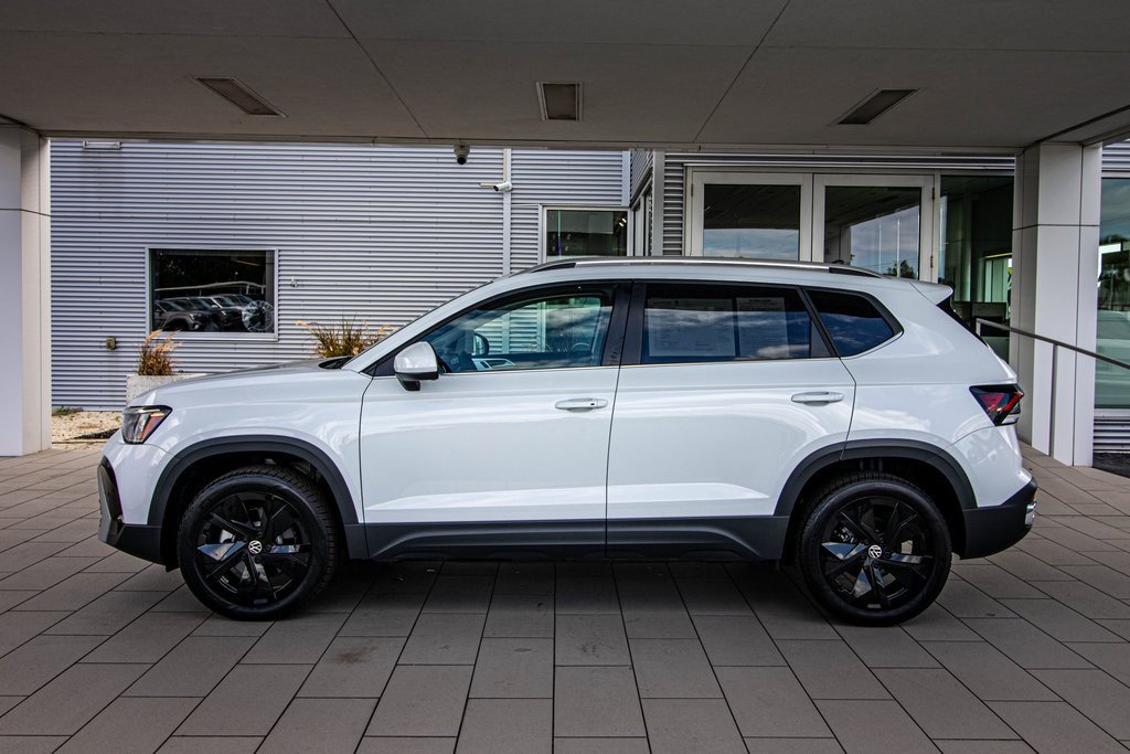 Certified 2025 Volkswagen Taos SE w/ Black Wheel Package image 11