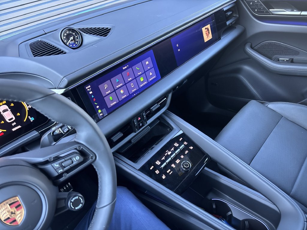 Certified 2025 Porsche Macan 4S Electric AWD/4WD image 18