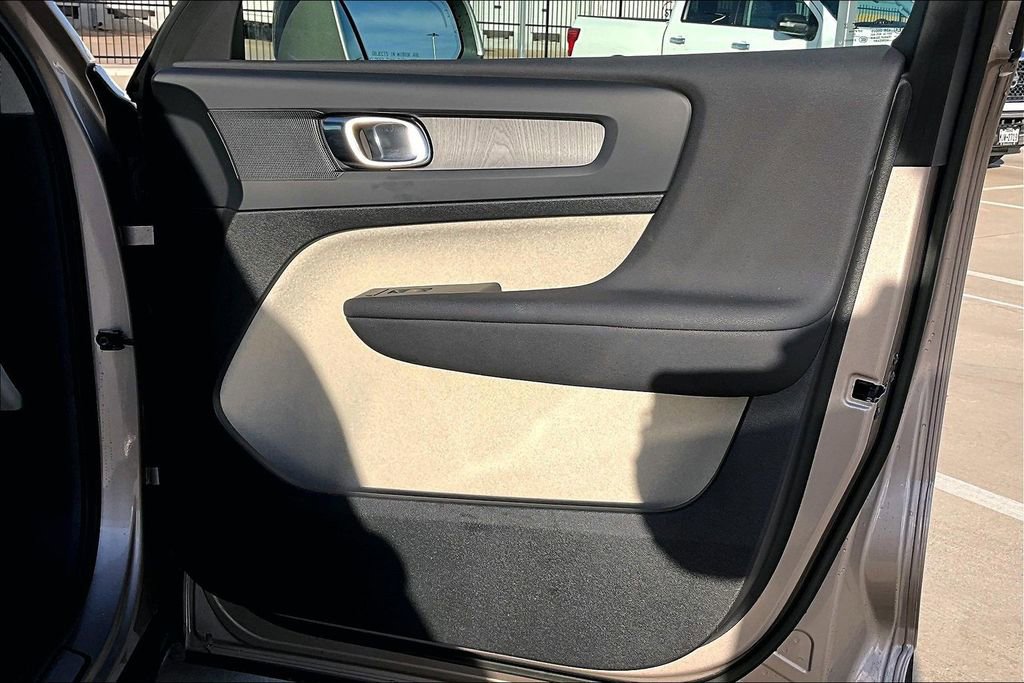Used 2023 Volvo XC40 B4 Plus w/ Protection Package Premier image 26