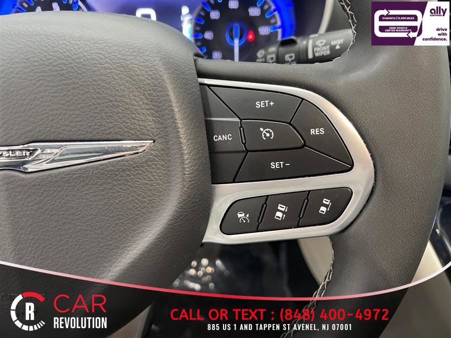 Used 2023 Chrysler Pacifica Touring-L FWD image 28
