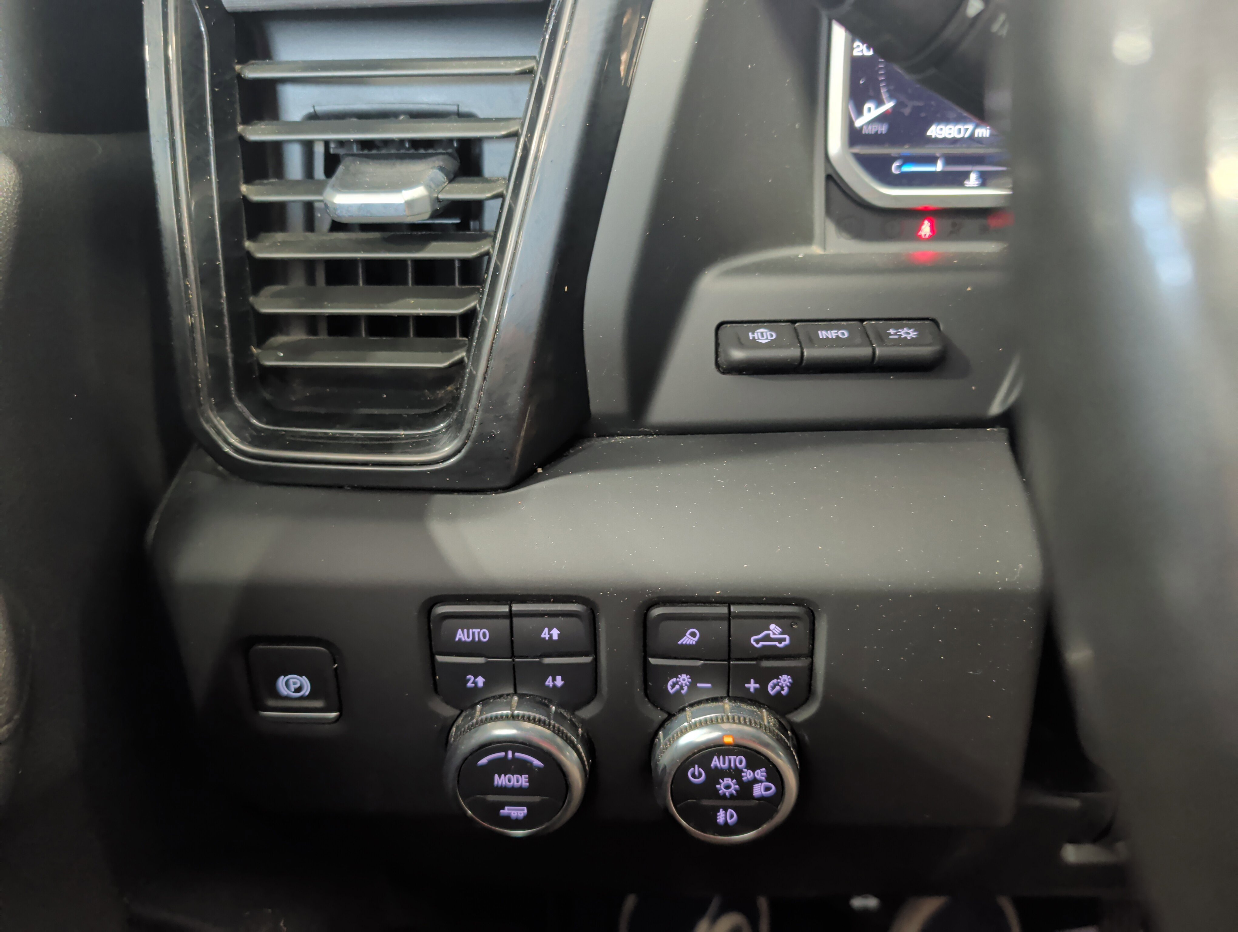 Used 2024 GMC Sierra 2500 AT4 w/ Technology Package AWD/4WD image 10