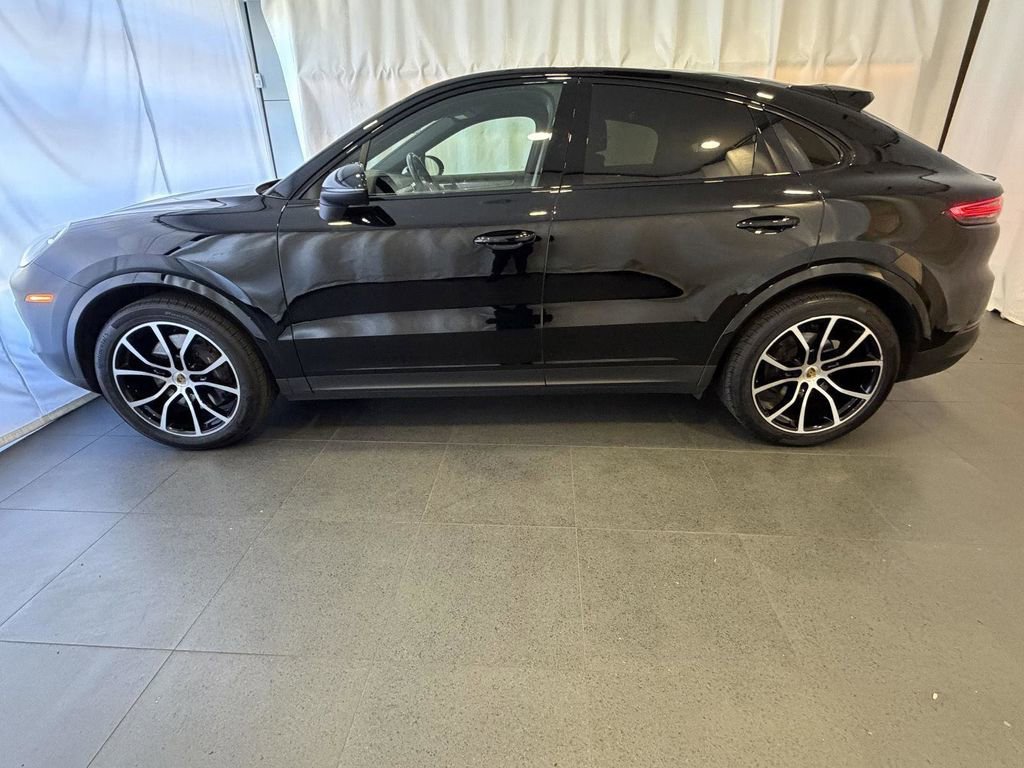 Used 2023 Porsche Cayenne Platinum Edition image 2