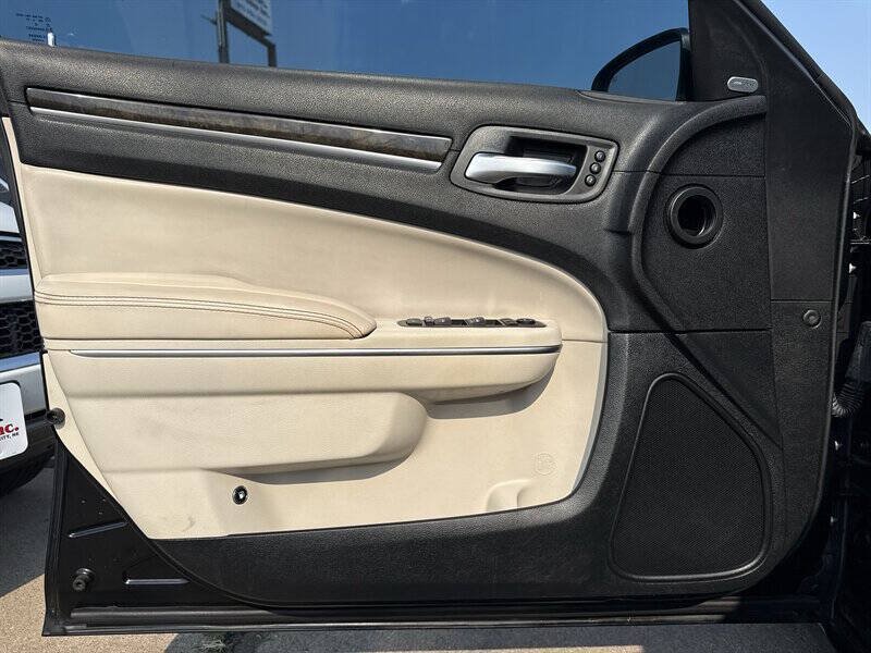 Used 2015 Chrysler 300 C RWD image 18