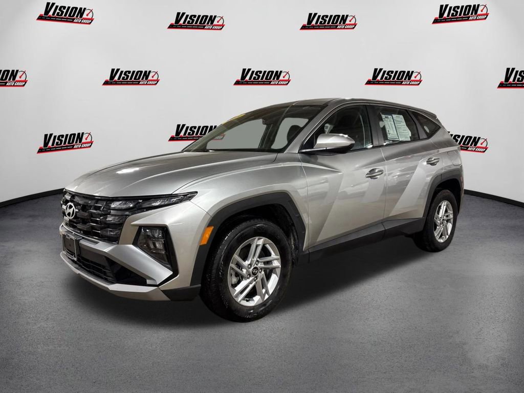 Used 2025 Hyundai Tucson SE image 1
