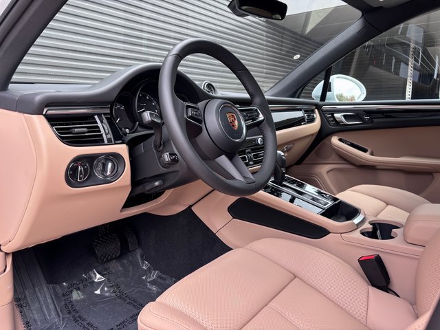 Certified 2026 Porsche Macan AWD/4WD image 4