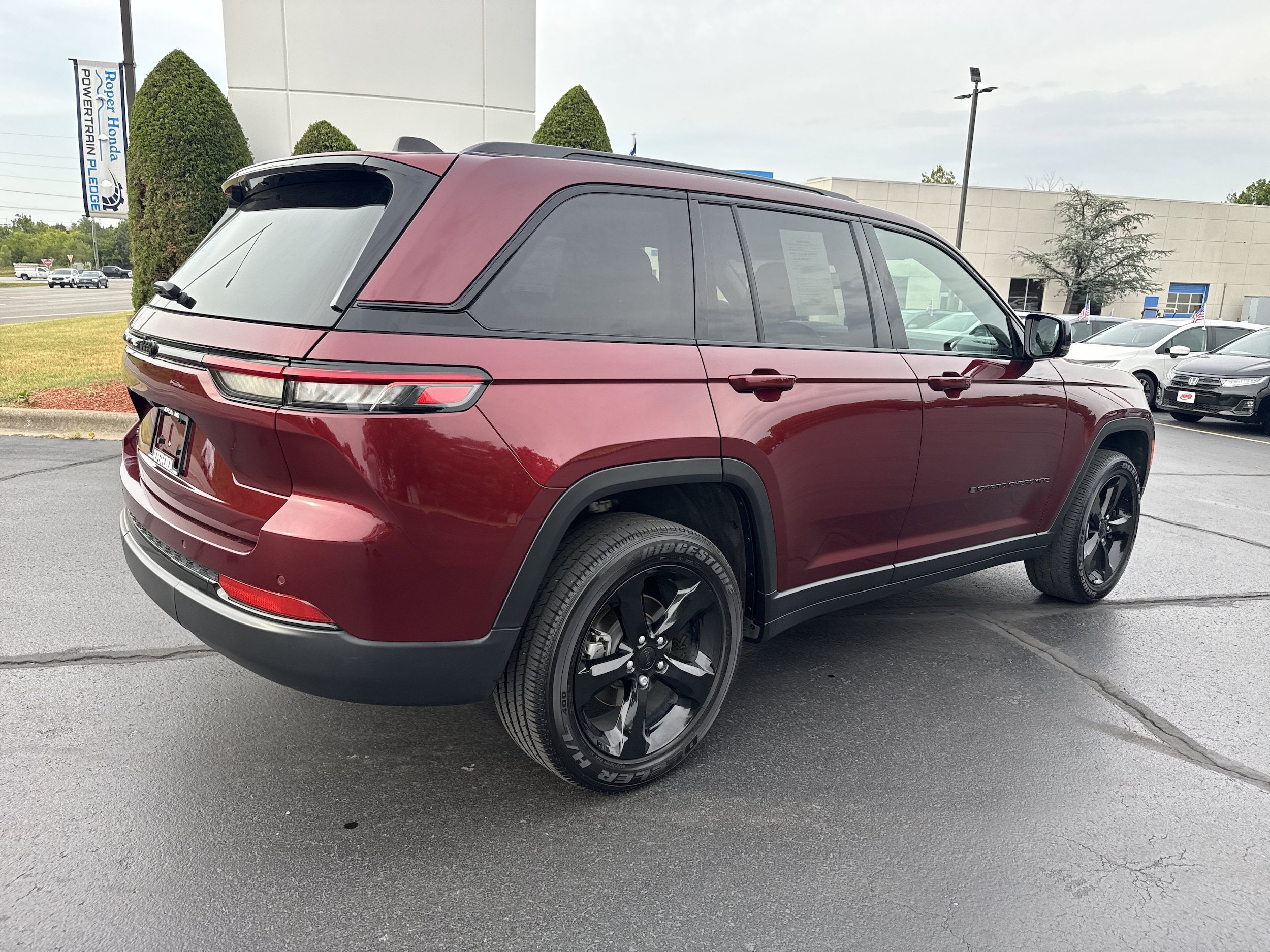 Used 2024 Jeep Grand Cherokee Altitude AWD/4WD image 6
