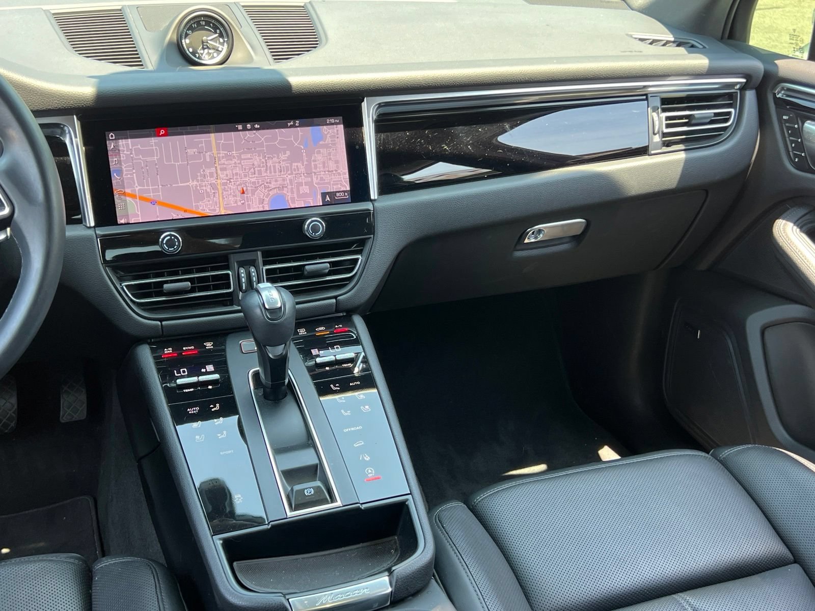 Certified 2024 Porsche Macan AWD/4WD image 29