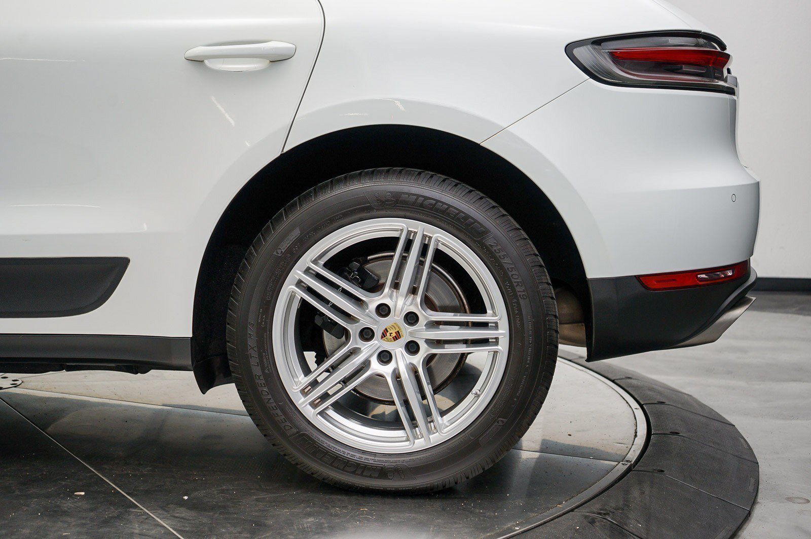 Used 2019 Porsche Macan AWD/4WD image 9