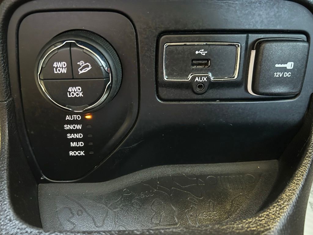 Used 2017 Jeep Renegade Trailhawk AWD/4WD image 28