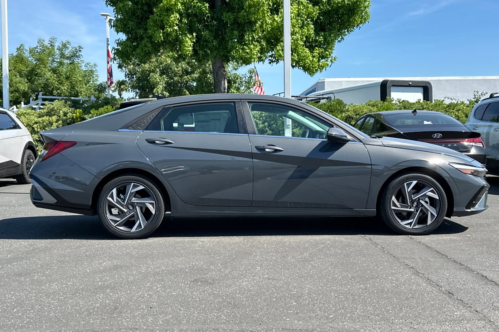 New 2026 Hyundai Elantra Limited FWD image 3