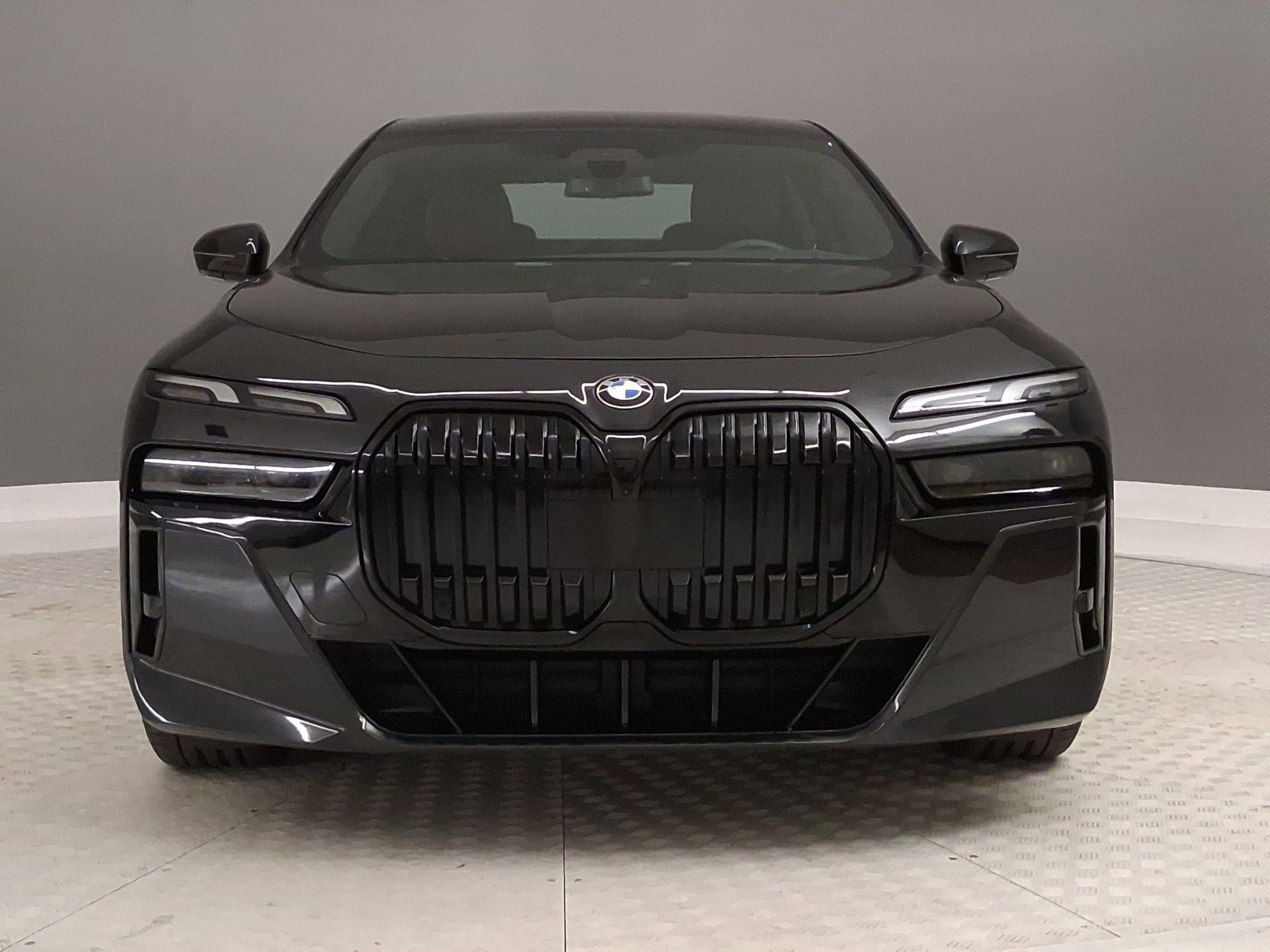 Used 2023 BMW 740i image 4