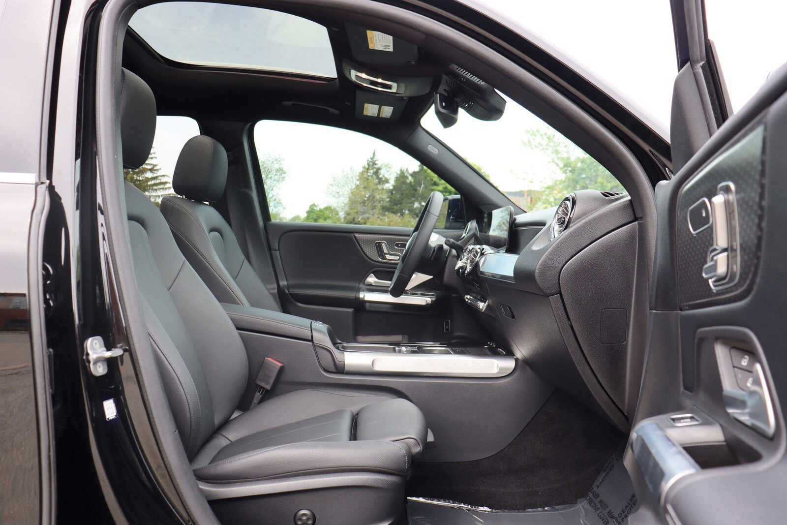 Used 2024 Mercedes-Benz GLB 250 w/ Driver Assistance Package image 20