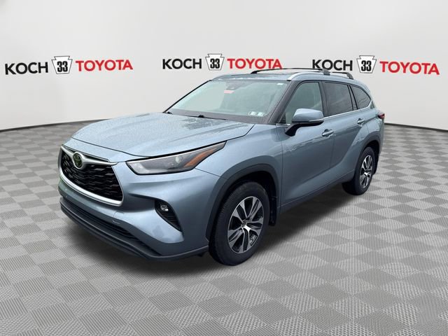 Used 2022 Toyota Highlander XLE AWD/4WD image 3