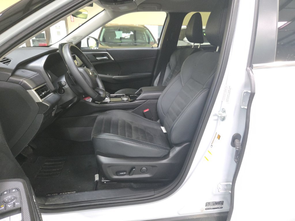 Used 2025 Mitsubishi Outlander SE AWD/4WD image 3