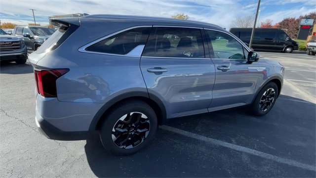Used 2024 Kia Sorento S image 2