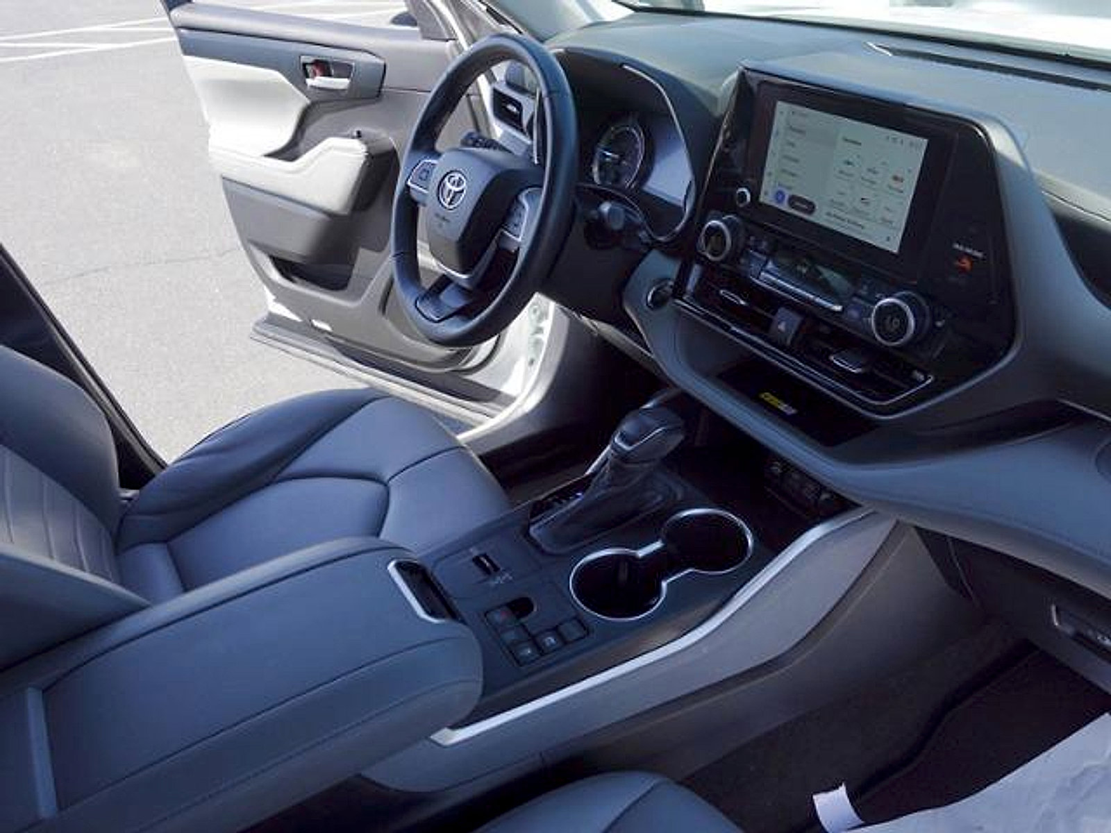 Used 2023 Toyota Highlander XLE FWD image 14