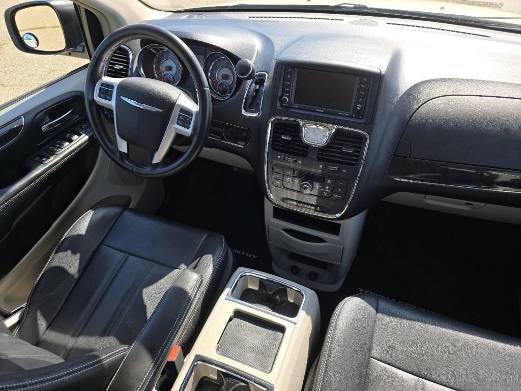 Used 2016 Chrysler Town & Country Touring FWD image 26
