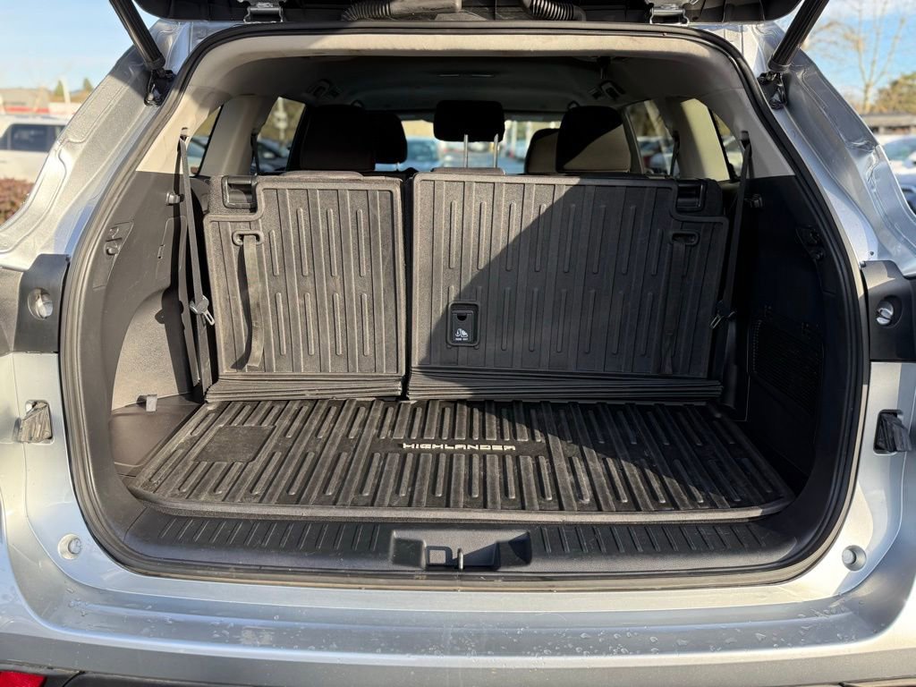 Used 2023 Toyota Highlander LE image 11
