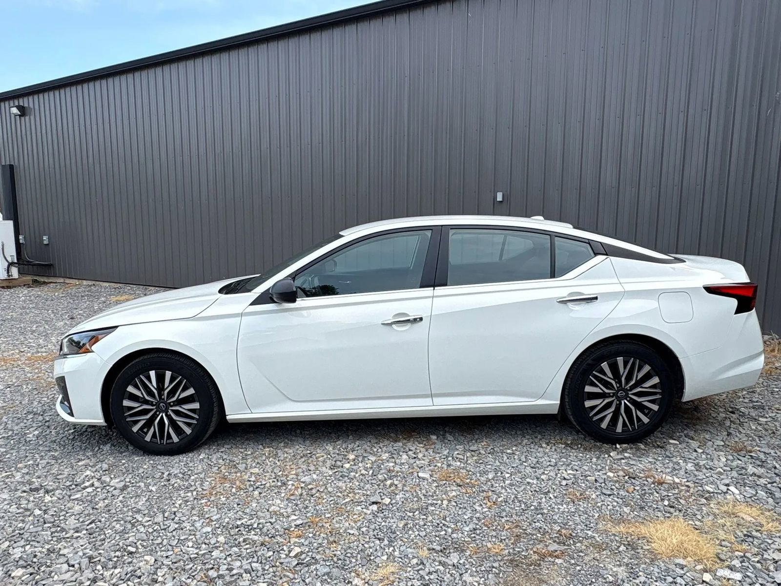Used 2025 Nissan Altima 2.5 SV FWD image 8