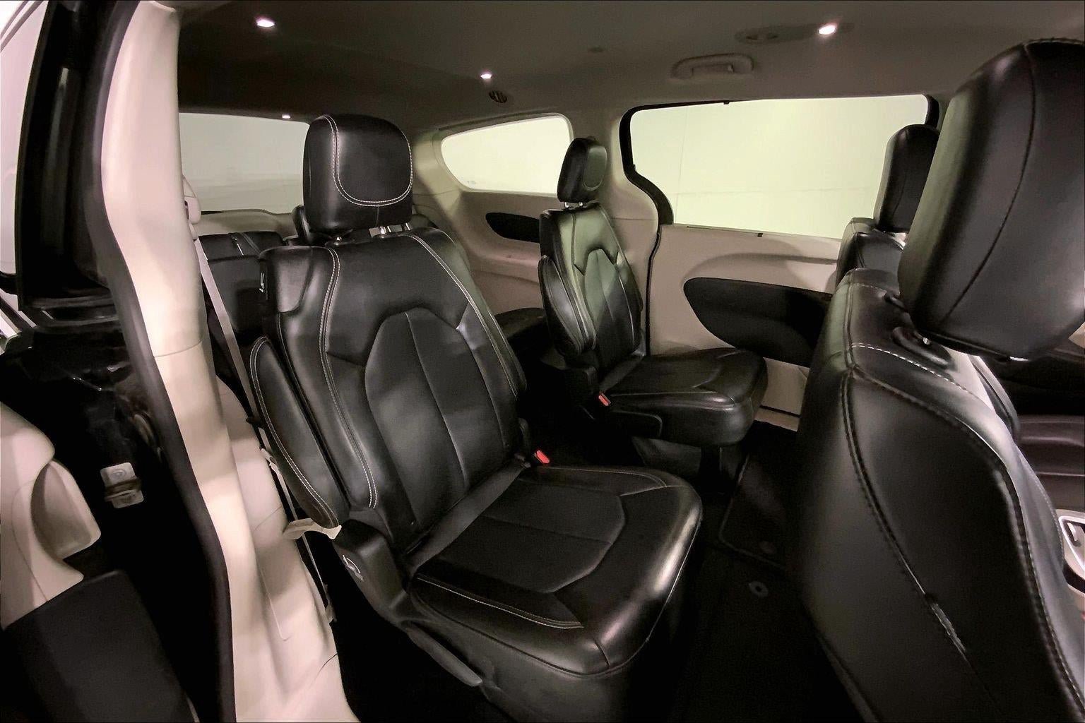 Used 2024 Chrysler Pacifica Touring-L FWD image 23
