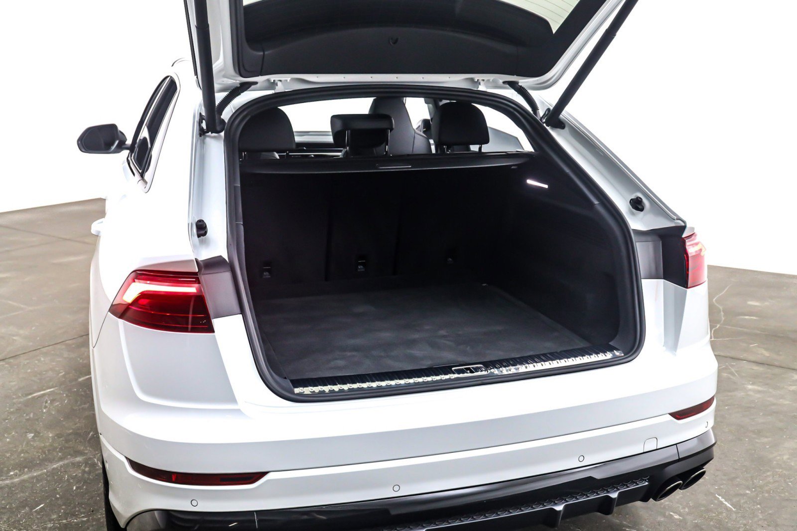 Used 2024 Audi SQ8 Premium Plus w/ Executive Package image 24