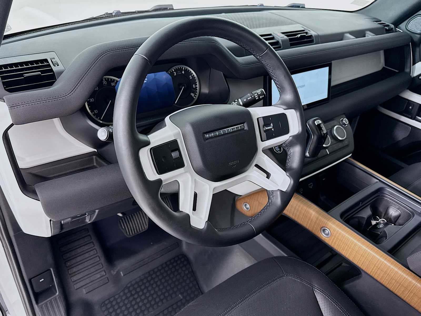 Used 2023 Land Rover Defender 110 X-Dynamic SE image 4