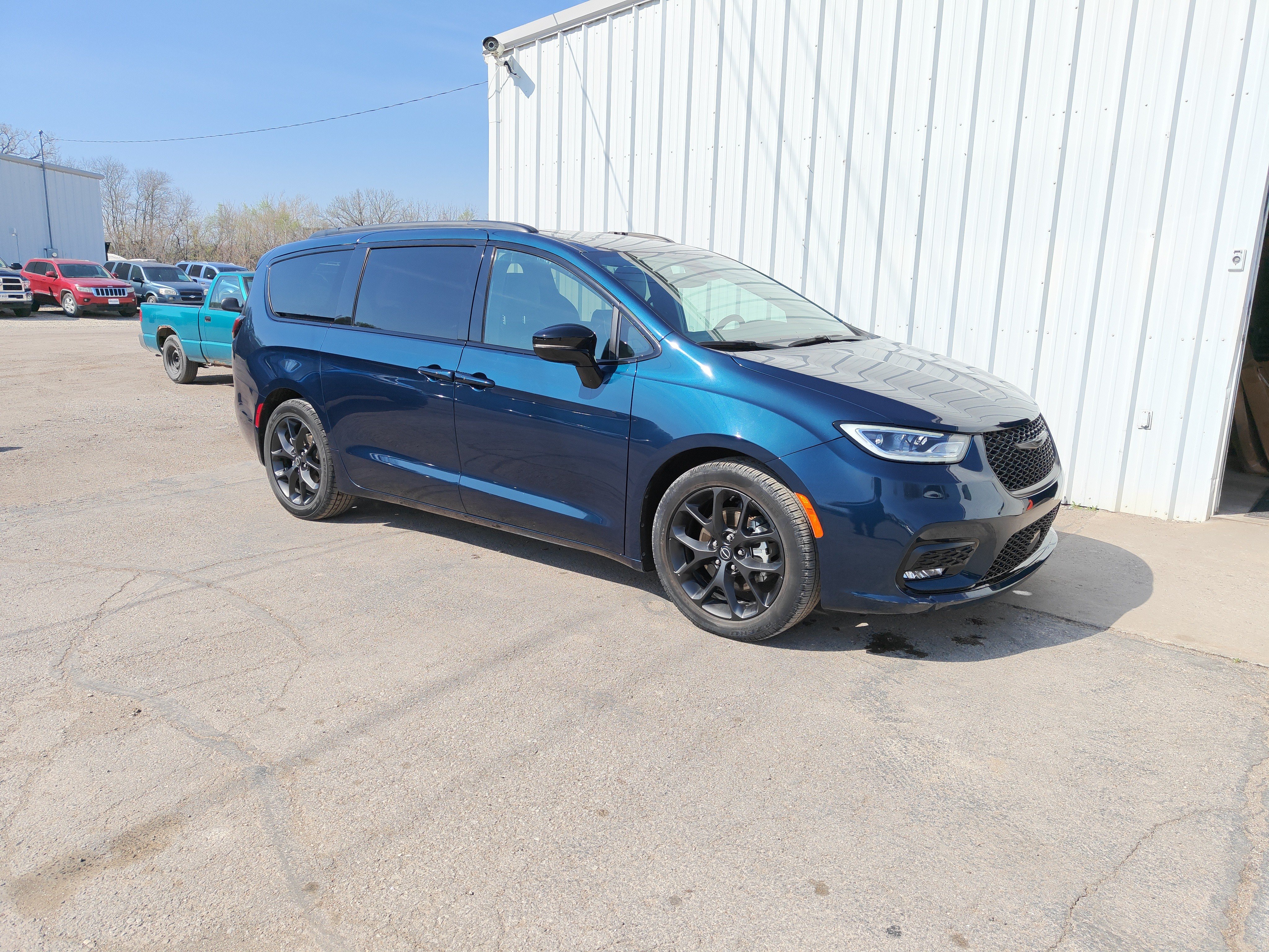 Used 2025 Chrysler Pacifica Limited FWD image 2