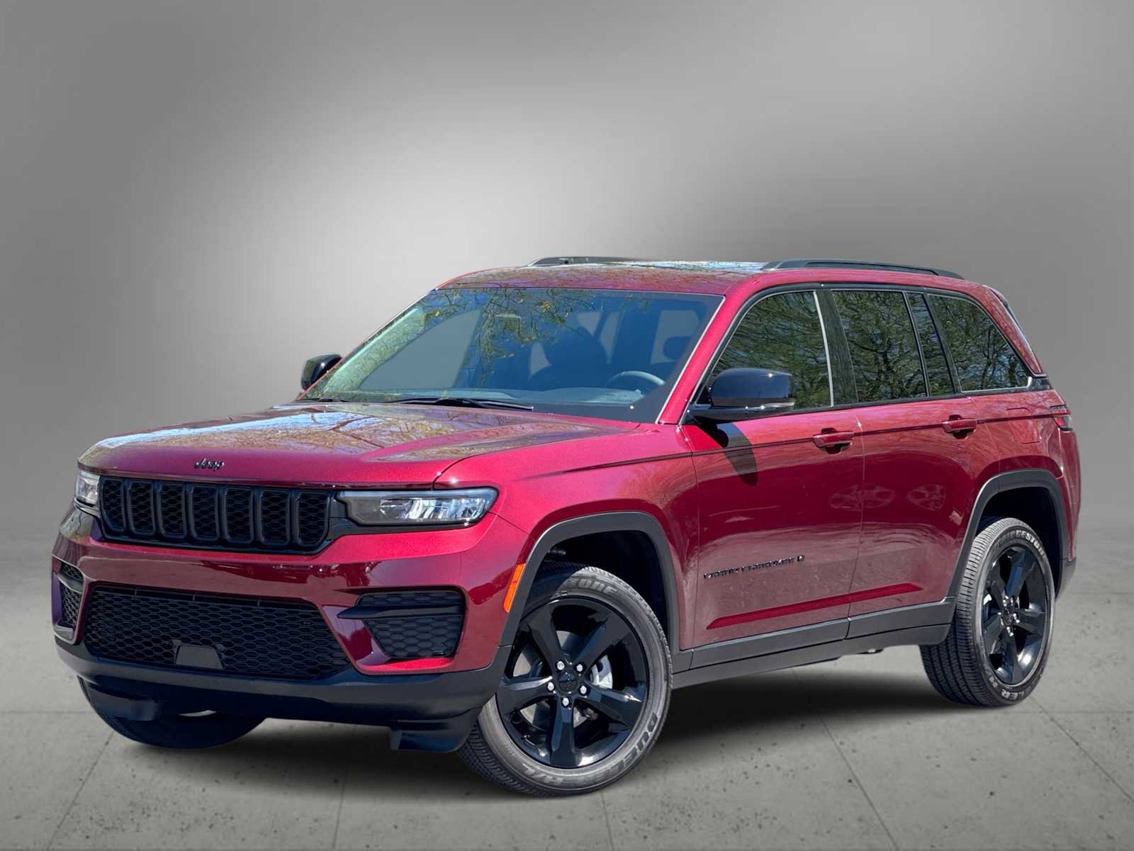 Used 2025 Jeep Grand Cherokee Altitude AWD/4WD image 1