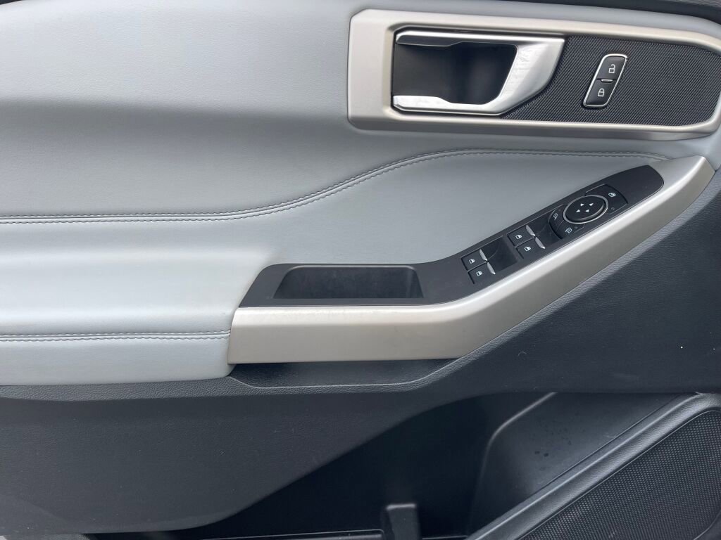 Used 2023 Ford Explorer XLT w/ Equipment Group 202A image 10